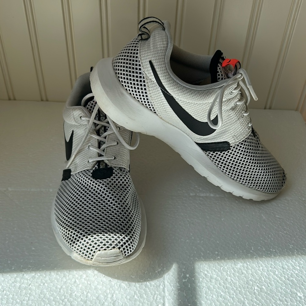 Nike mens Roshe Run jog Breeze lace up mesh athletic sneakers size 6 white black
